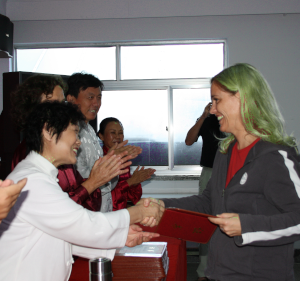 Liu Yafei gratuliert Ingrid Kurtz zur bestandenen Prüfung